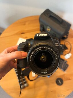 Zrcadlovka Canon EOS 1300D s vybavením - 3