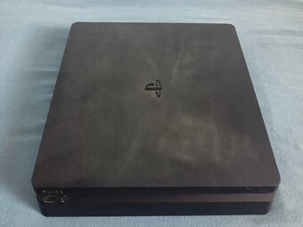 PS4 slim 500gb + ovladač + kabely - 3