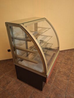 🧁 Chladicí zákusková vitrína – 93 cm, úsporná, výborný stav - 3