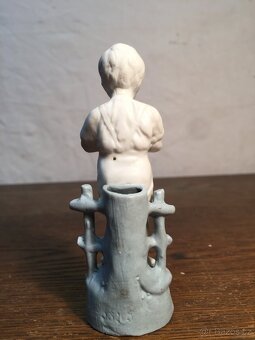 1900 značená porcelánová vázička soška chlapec - 3