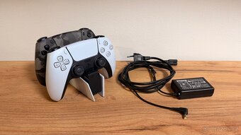 Nabíjecí stojánek na PS5 ovladače - 3