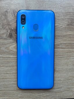 Samsung A40 mobilní telefon - 3