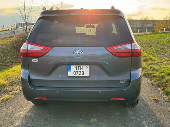 Toyota Sienna XLE AWD - 3