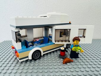 LEGO City 60283 - Prázdninový karavan - 3