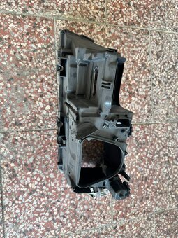 Skříň světlometu pravá BMW E38 - 3