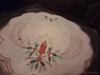 Vánoční kulaté prostírání vyšívané 12 kusů - 3