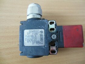 Pojistková pouzdra, koncové spínače, Bezpečnostní spínač. - 3