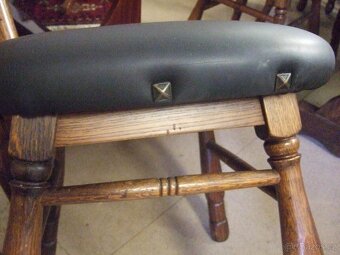 Masivní stůl s osmi židlemi - 3