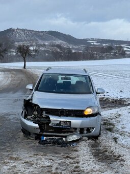 Golf 6 plus 2010 1.2 tsi bouraný na předek - 3