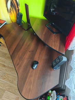 ROHOVÝ PC STůL - 3