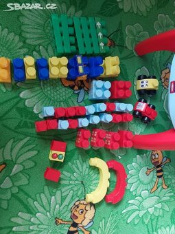Stavebnicový "lego" stoleček s autíčky - 3