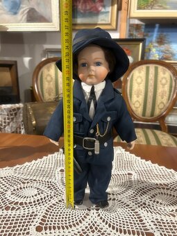 Porcelánová panenka policista z kolekce Leonardo - 3