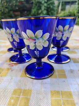 Modré skleněné skleničky s květinami - 3