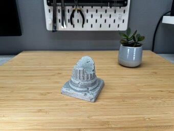 Stojánek/držák na ovladač PS5 Dualsense - antický sloup - 3