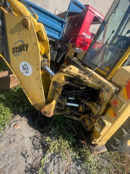 Traktorbagr komatsu wb97s porucha motoru - 3