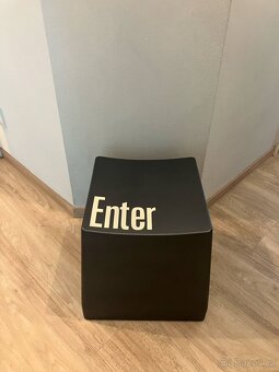 Designová židle ve tvaru klávesy Enter - 3