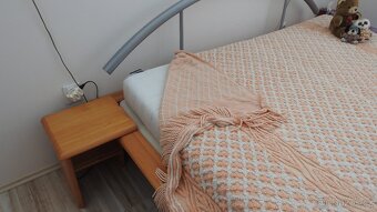 Manželská postel s nočními stolky a novými matracemi - 3