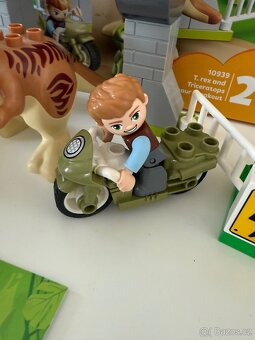 LEGO Duplo Jurassic World 10939 T-Rex a Triceratops na útěku - 3