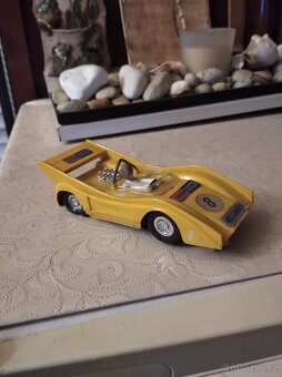 Auto McLaren na autodráhu ites tmavě zluta - 3