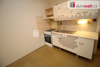 Slunný byt 1+1 ve třetím patře panelového domu k pronájmu - 3