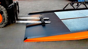 Mobilní rampa na vykládání nakládání lodnich kontejneru - 3