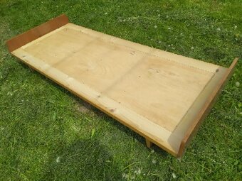 Prodám dřevěnou válendu 80x194 cm i s matrací) - 3