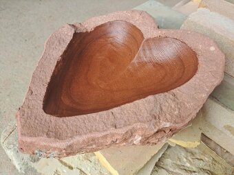 Pítka ve tvaru srdce z červeného pískovce - 3