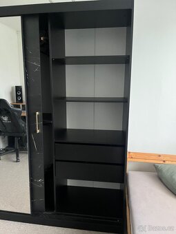 Moderní černá šatní skříň s posuvnými dveřmi a zrcadlem - 3