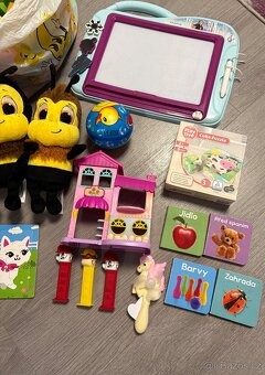 VELKÁ sada hraček-kostky,plyšáci,malovací tabulka,mix hraček - 3