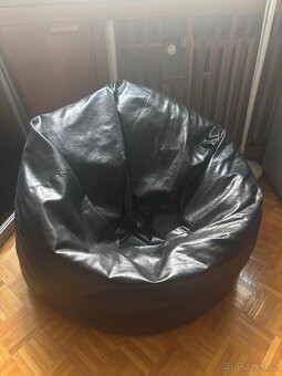 Černý koženkový sedací vak s podnožkou - 3