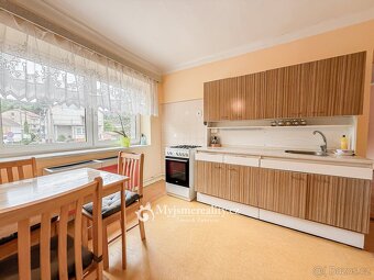 Prodej rodinného domu se dvěmi bytovými jednotkami, 246 m2 - - 3