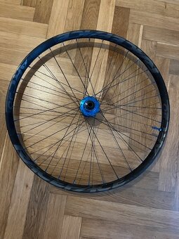 Kola na Race Face komponentech, 29 palců (modré ventilky) - 3