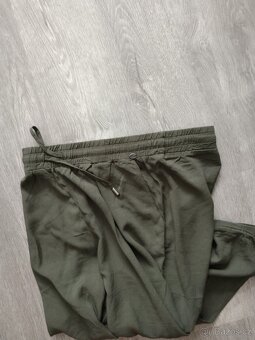 Dámské khaki lehké kalhoty s viskózou.Velikost 38. - 3