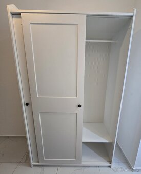 Bílá šatní skříň Ikea HAUGA - jako nová (199x118x55cm) - 3