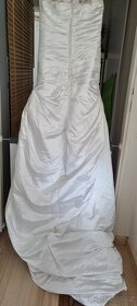 Svatební saténové šaty s vlečkou a spodnicí - 3