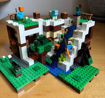 Lego Minecraft 21134, Základna ve vodopádu - 3