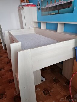 Vyvýšená postel se stolem a skříní - 3