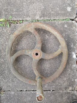 hledám stará litinová kola se srpovými paprsky - 3