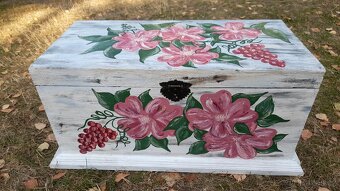 Stará dřevěná truhla s květy - 3