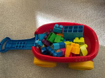 Vozík s kostkami a stolečkem - 3