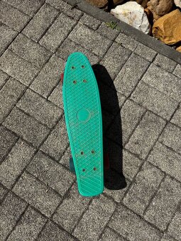 Prodám pennyboard s barevnýma kolečkama - 3