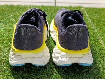 Pánské běžecké boty New Balance Fresh Foam More v4 - 44,5 - 3