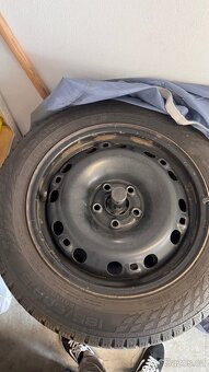 Nokian snowproof 185/60/15 s plechy na Fabia III - 3