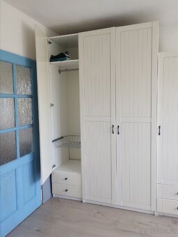 Prodám prostornou a bytelnou šatní skříň IKEA - 3