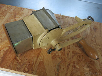 Mlýnek na strouhanku, ořechy a sýr - 3