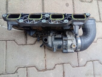 Prodám sací potrubí a škrtící klapku na VW golf 5, 1.4 TSI.. - 3