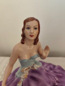 Royal dux žena so sukňou porcelánová soška - 3