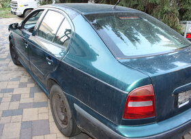 Škoda Octavia 1998 zelená, 1,6 benzín, náhradní díly - 3