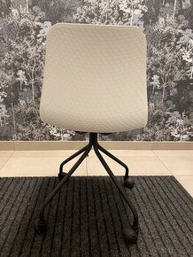 Designová bílá židle na kolečkách - 3