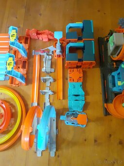 Hot Wheels dráha + zrychlovače - 3